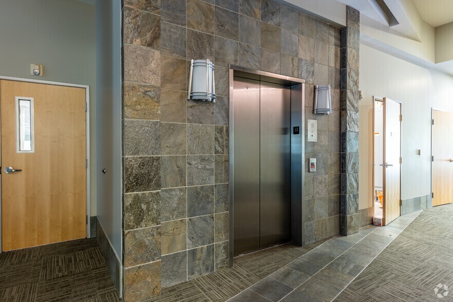 More Photos Of 3030 NE Aloclek Dr, Hillsboro Office For Sale