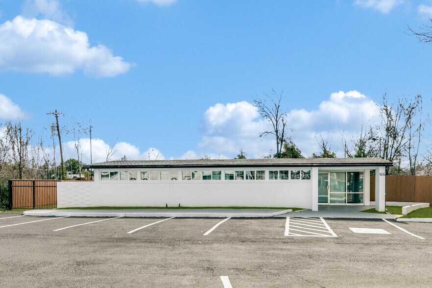 More Photos Of 1414 Forest Ln, Garland Office For Lease