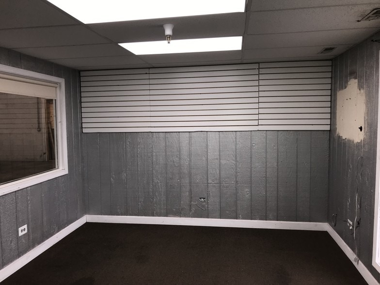 More Photos Of 15523-15541 S 70th Ct, Orland Park Warehouse For Lease