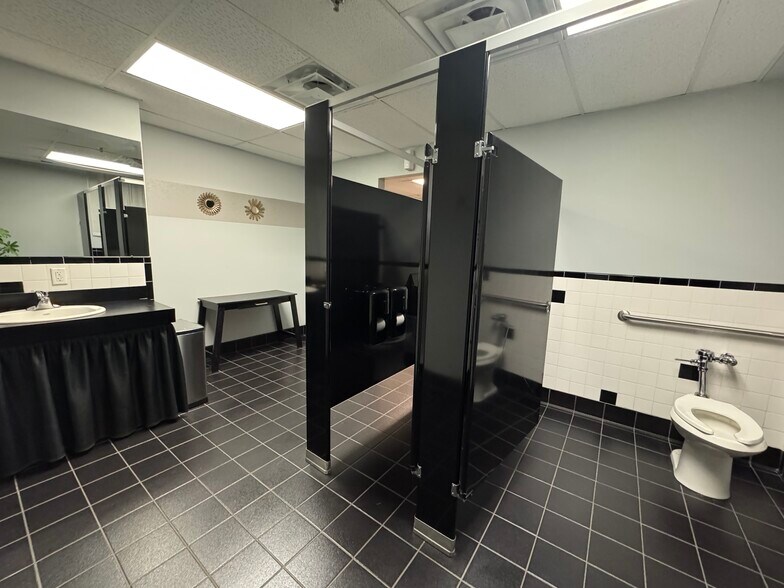 More Photos Of 11830 Stonegate Dr, Omaha Sorority Fraternity House For Sale