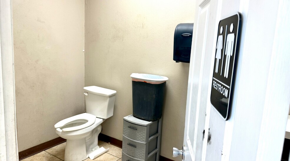 More Photos Of 12920 TX-191 Frontage, Midland Flex For Lease