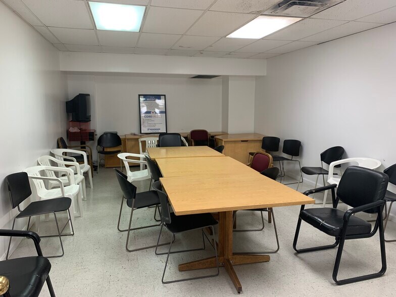 More Photos Of 46-158 Kahuhipa St, Kāneohe Showroom For Lease