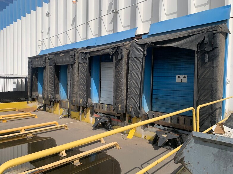 More Photos Of 211 N 51st Ave, Phoenix Manufacturing For Sale