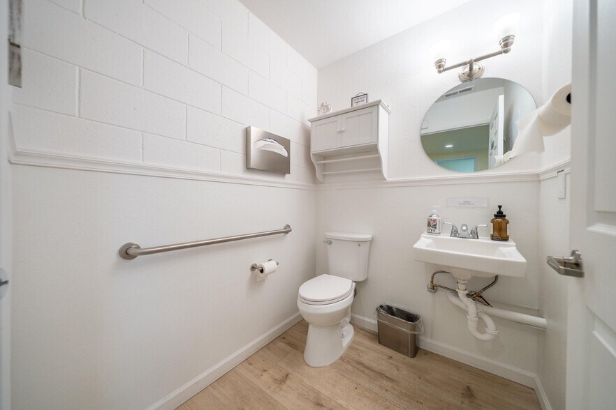 More Photos Of 1556 Hartnell Ave, Redding Office For Sale