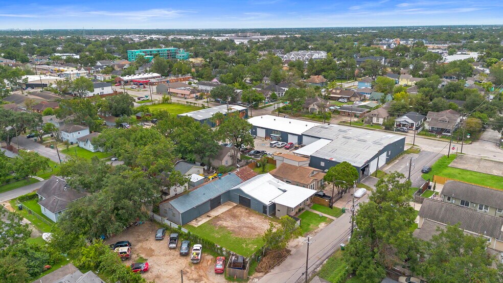 More Photos Of 120 N Bryan St, Houston Warehouse For Lease