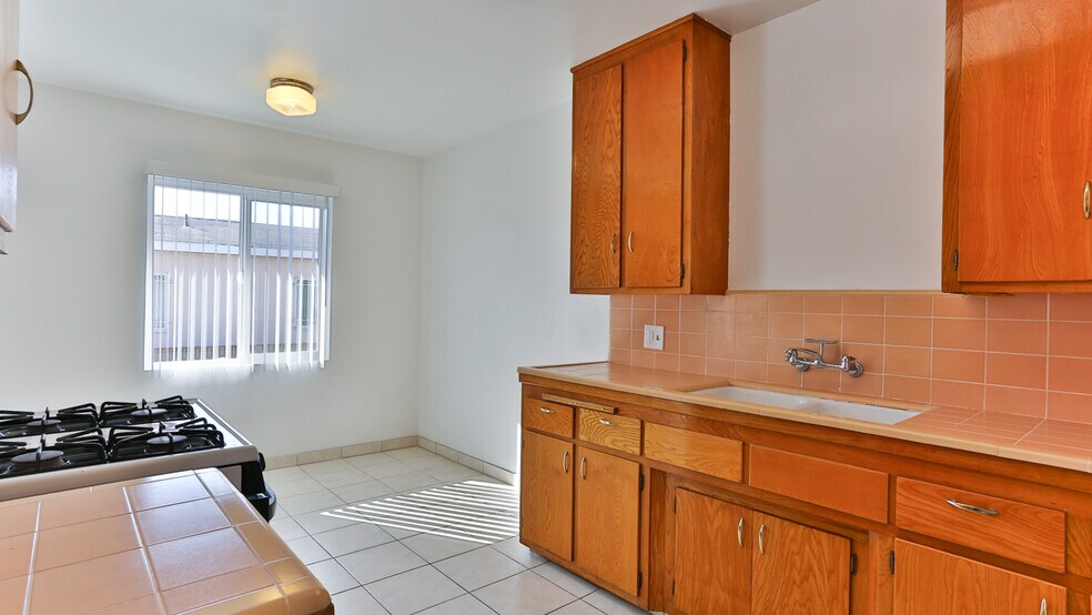 More Photos Of 14412 S Berendo Ave, Gardena Apartments For Sale