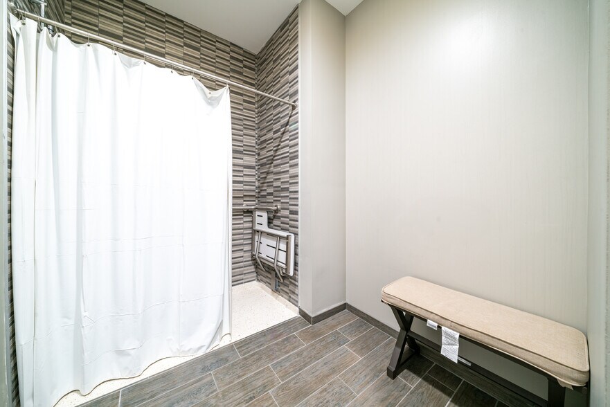 More Photos Of 425 Franklin Gateway SE, Marietta Unknown For Lease