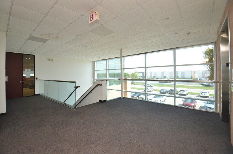 More Photos Of 7900 N Sam Houston Pky W, Houston Office For Lease