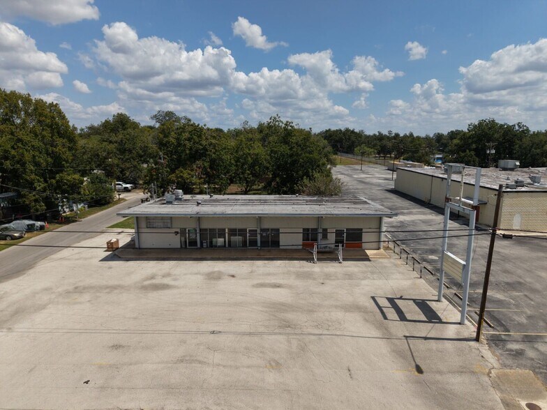 More Photos Of 1007 S Guadalupe St, Seguin Storefront For Sale