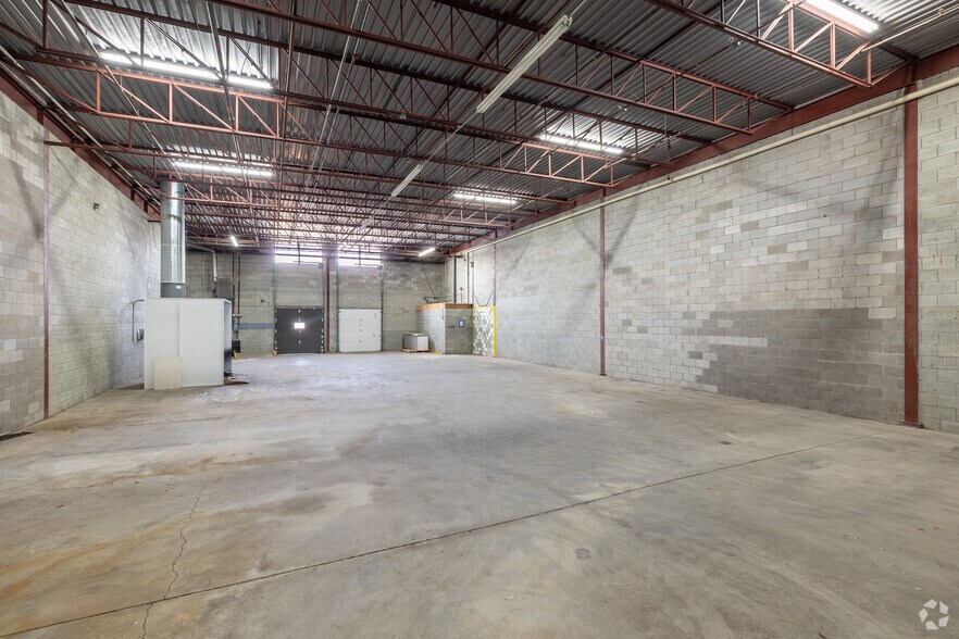 More Photos Of 3400 Boul Losch, Saint-hubert Warehouse For Lease