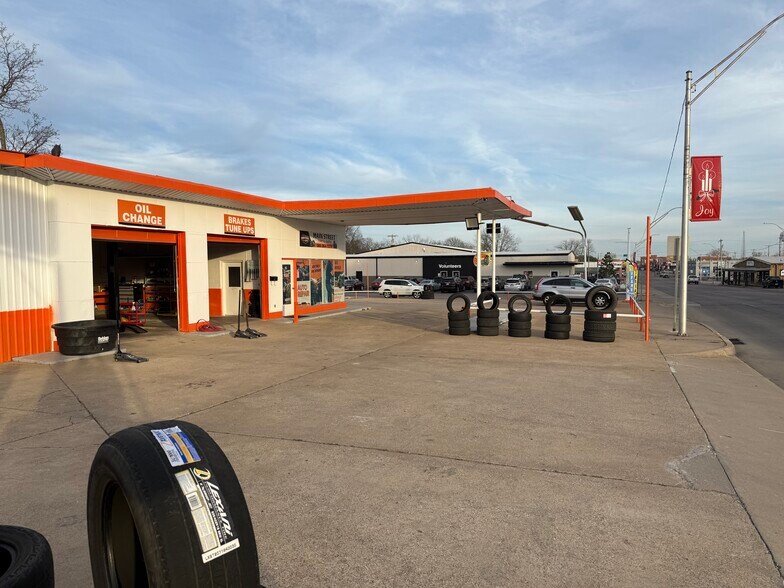 More Photos Of 810 W Main St, Durant Auto Repair For Lease