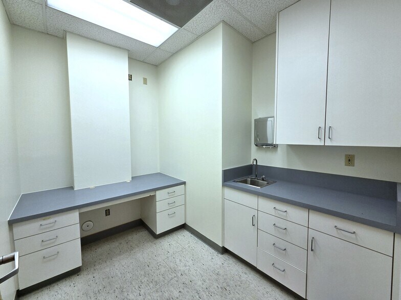 More Photos Of 300 Old River Rd, Bakersfield Medical For Lease