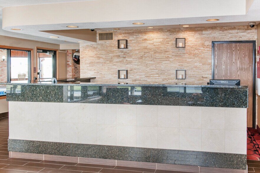 More Photos Of 1304 W Evergreen Dr, Effingham Hotel For Sale