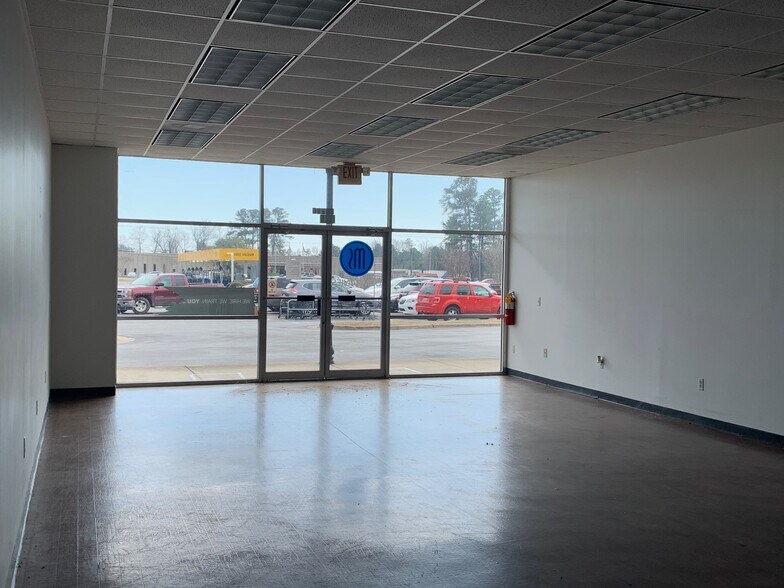 More Photos Of 5550 McFarland Blvd, Northport General Retail For Lease