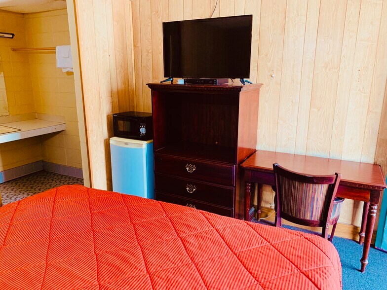 More Photos Of 811 S Mulberry Ave, Butler Hotel For Sale