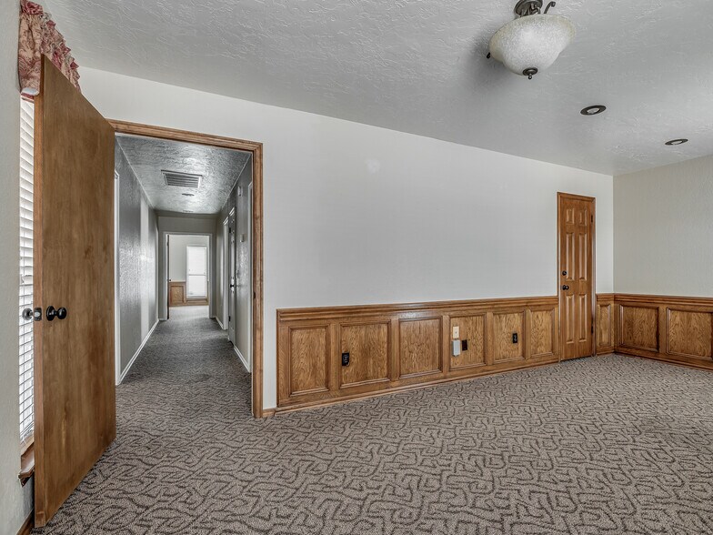 More Photos Of 525 Tower Dr, Moore Office For Lease