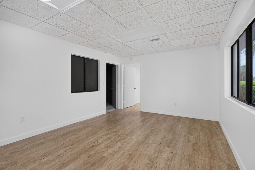 More Photos Of 4700-4712 NE 11th Ave, Oakland Park Warehouse For Lease