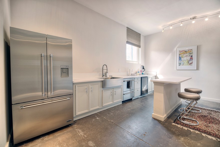 More Photos Of 2409 Commerce St, Houston Freestanding For Lease