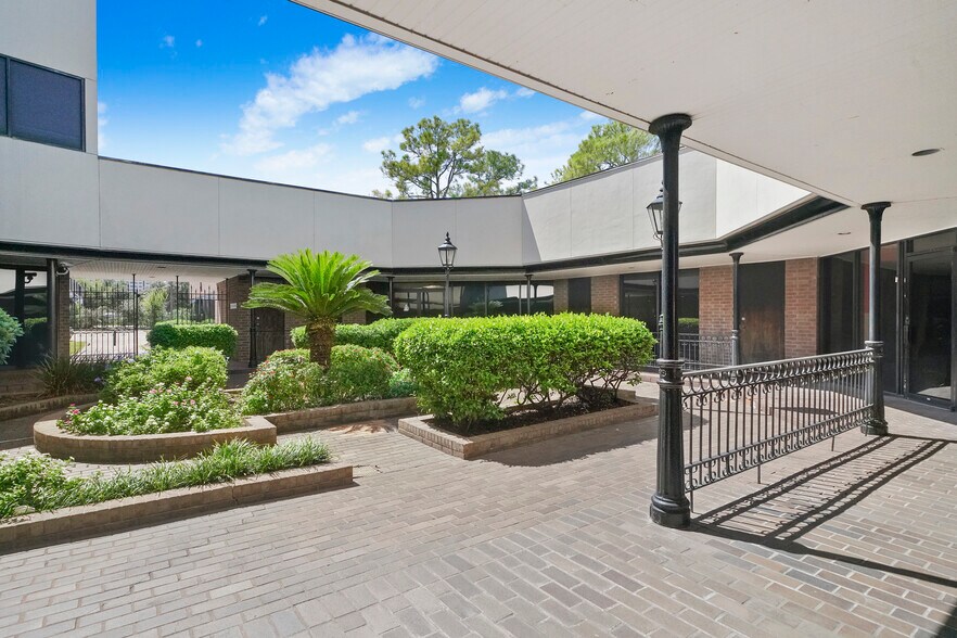 More Photos Of 9207 Country Creek Dr, Houston Office For Sale
