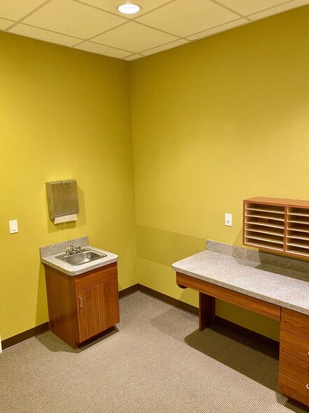 More Photos Of 473 S Indiana Ave, Englewood Coworking Space