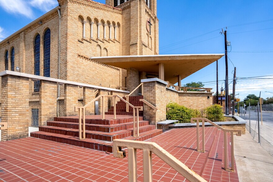 More Photos Of 1701 W Woodlawn Ave, San Antonio Religious Facility For Sale