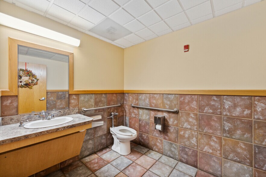More Photos Of 1963 Thompson Rd, Coos Bay Hospital For Lease