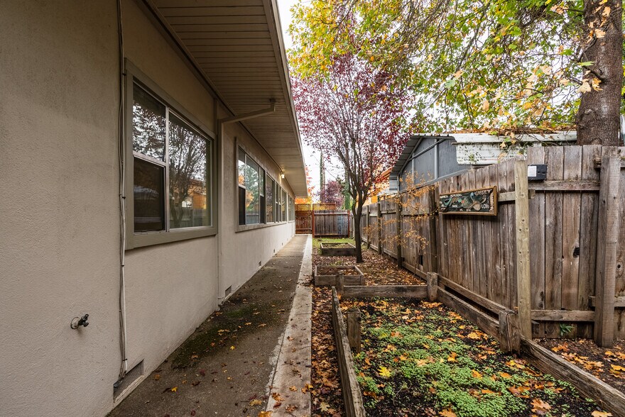 More Photos Of 564 S Dora St, Ukiah Medical For Sale