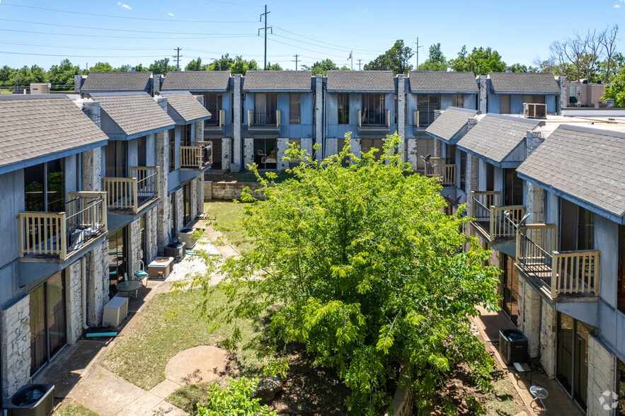 More Photos Of 7901 NE 10th St, Midwest City Office For Sale