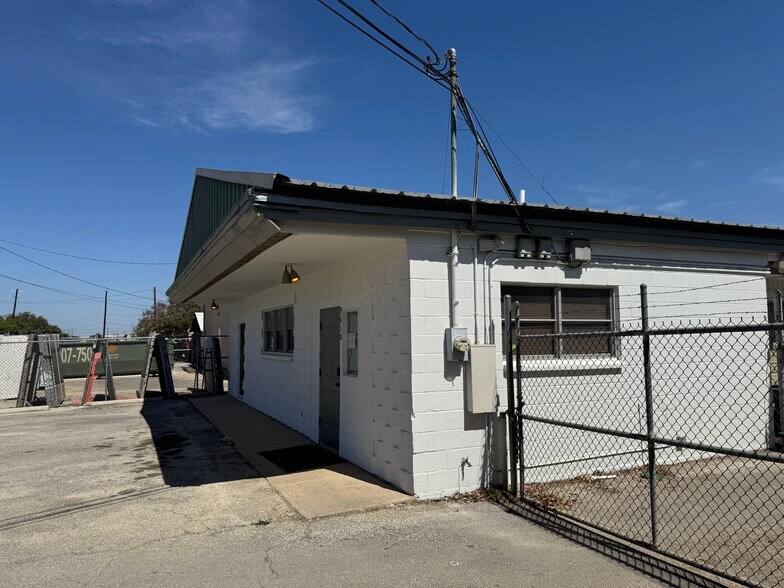 More Photos Of 9010 Aero St, San Antonio Light Manufacturing For Sale