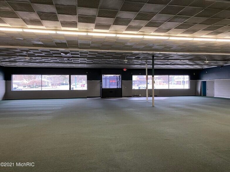 More Photos Of 113 Cypress St, Manistee Freestanding For Lease