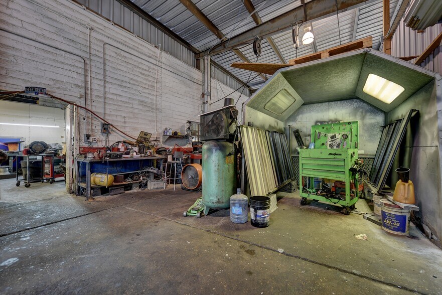 More Photos Of 307 E Alamo St, Brenham Auto Repair For Sale