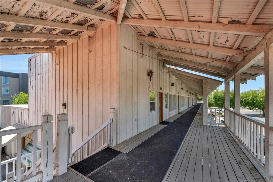 More Photos Of 1458-1468 Clovis Ave, Clovis Freestanding For Lease