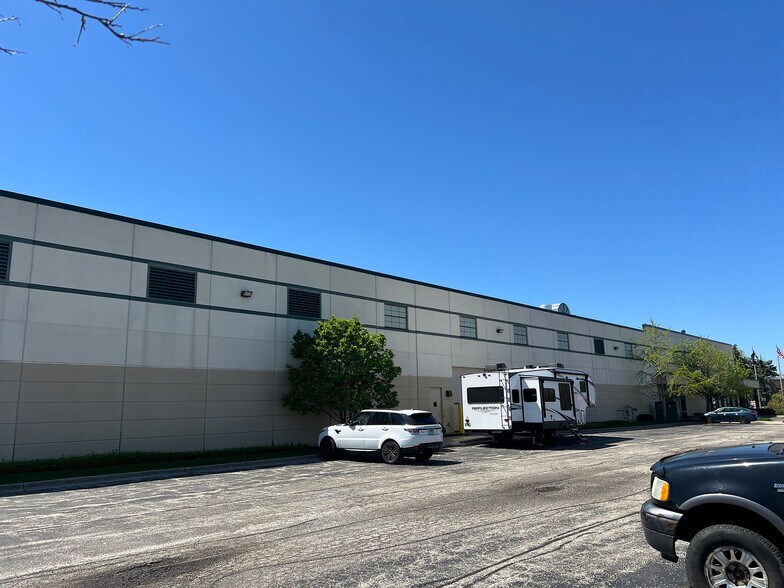 More Photos Of 933 Tower Rd, Mundelein Warehouse For Sale