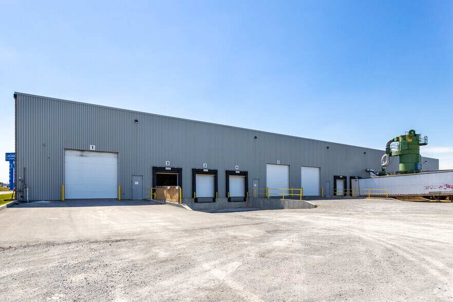 More Photos Of 2105 Ch De L'industrie, St-Mathieu-de-Beloeil Showroom For Lease
