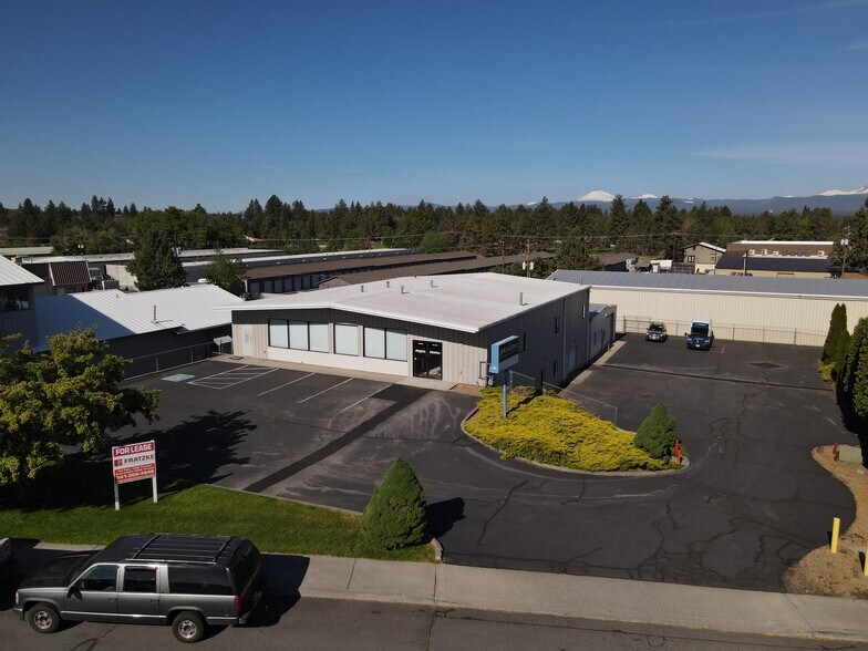 More Photos Of 635 SE Business Way, Bend Showroom For Lease