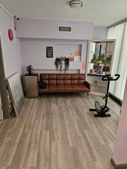 More Photos Of 256-10 Union Tpke, Glen Oaks Medical For Lease