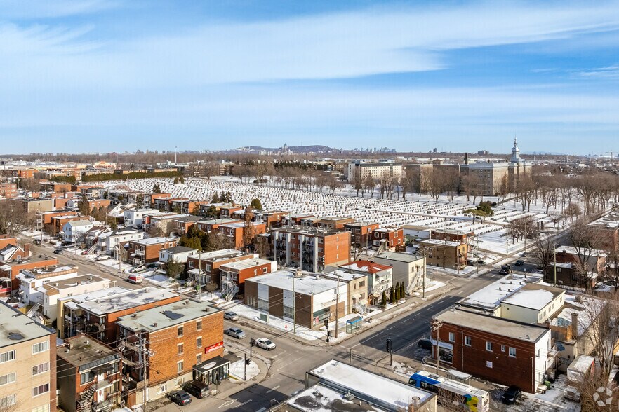 More Photos Of 2480 Rue Provost, Lachine Bank For Sale