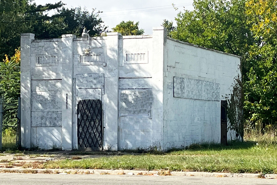 Primary Photo Of 19371 Van Dyke St, Detroit Freestanding For Sale