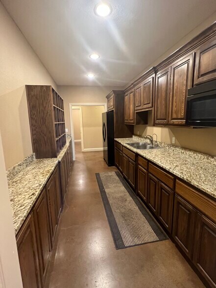 More Photos Of 6413 N State Highway 349, Midland Warehouse For Lease