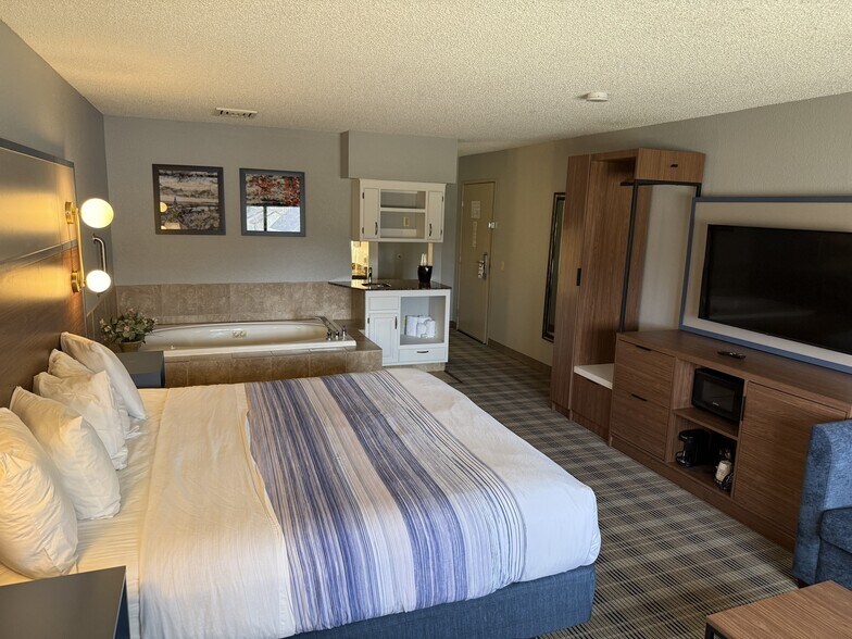 More Photos Of 11 E South Ave, Chippewa Falls Hotel For Sale