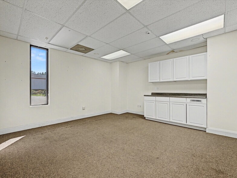 More Photos Of 3517 Denver Dr, Denver Warehouse For Lease