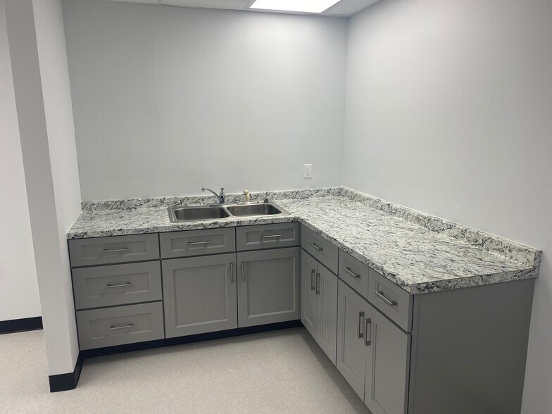 More Photos Of 10450 Corporate Dr, Sugar Land Manufacturing For Sale