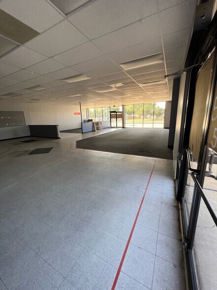 More Photos Of 1600-1624 E 11th Ave, Hutchinson General Retail For Lease