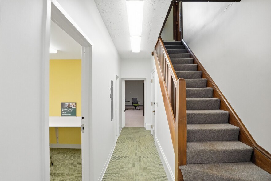 More Photos Of 14-16 Main St S, Perry Bank For Sale