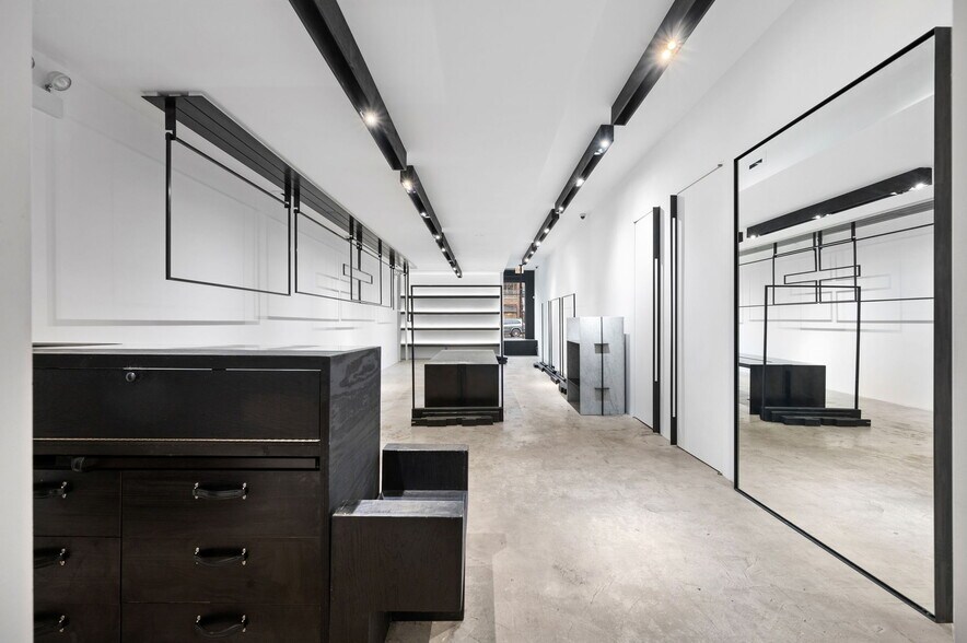 More Photos Of 1751 W Division St, Chicago Storefront Retail Residential For Lease