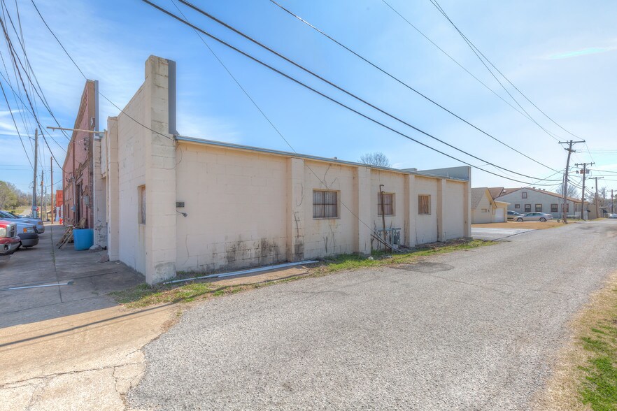 More Photos Of 204 S Broadway, Coweta Office For Sale