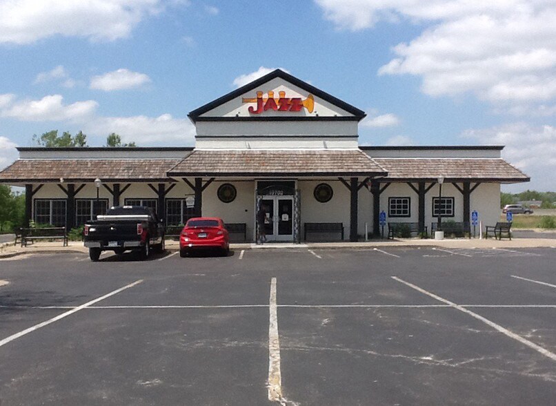 Primary Photo Of 19700 E Valley View Pky, Independence Restaurant For Sale
