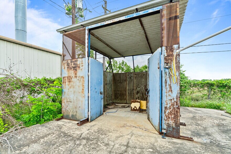 More Photos Of 3806 E Rio Grande St, Victoria Warehouse For Sale