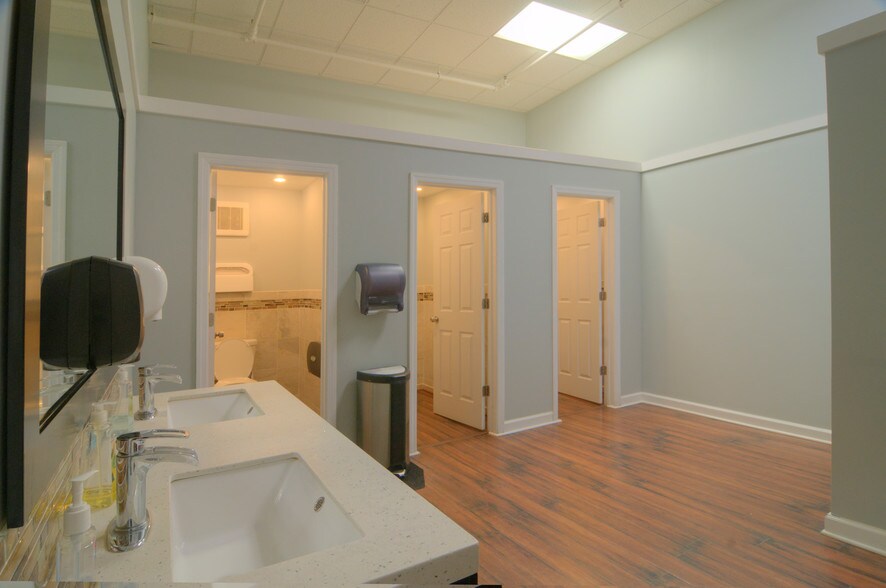 More Photos Of 1 Lexington & Revere Ave, Bethpage Warehouse For Sale