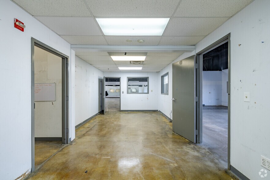 More Photos Of 1400 Summit Ave, Plano Showroom For Lease